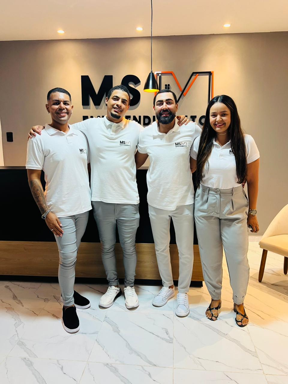 Quatro integrantes da equipe da MS Empreendimentos reunidos na sede da empresa